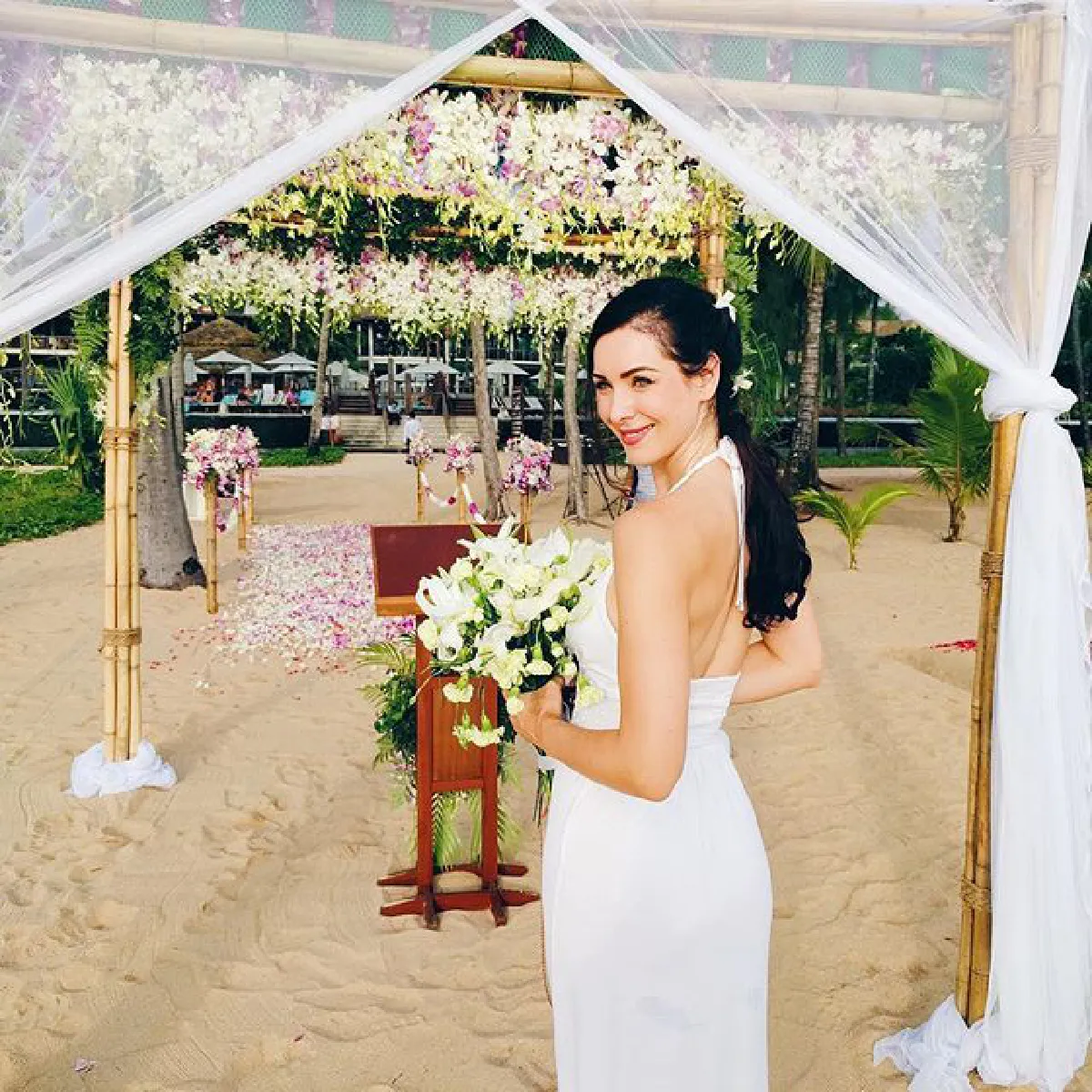 หวานโรแมนติก! นาตาลี เกลโบวา ควงแฟนหนุ่มเข้าพิธีวิวาห์ริมหาด