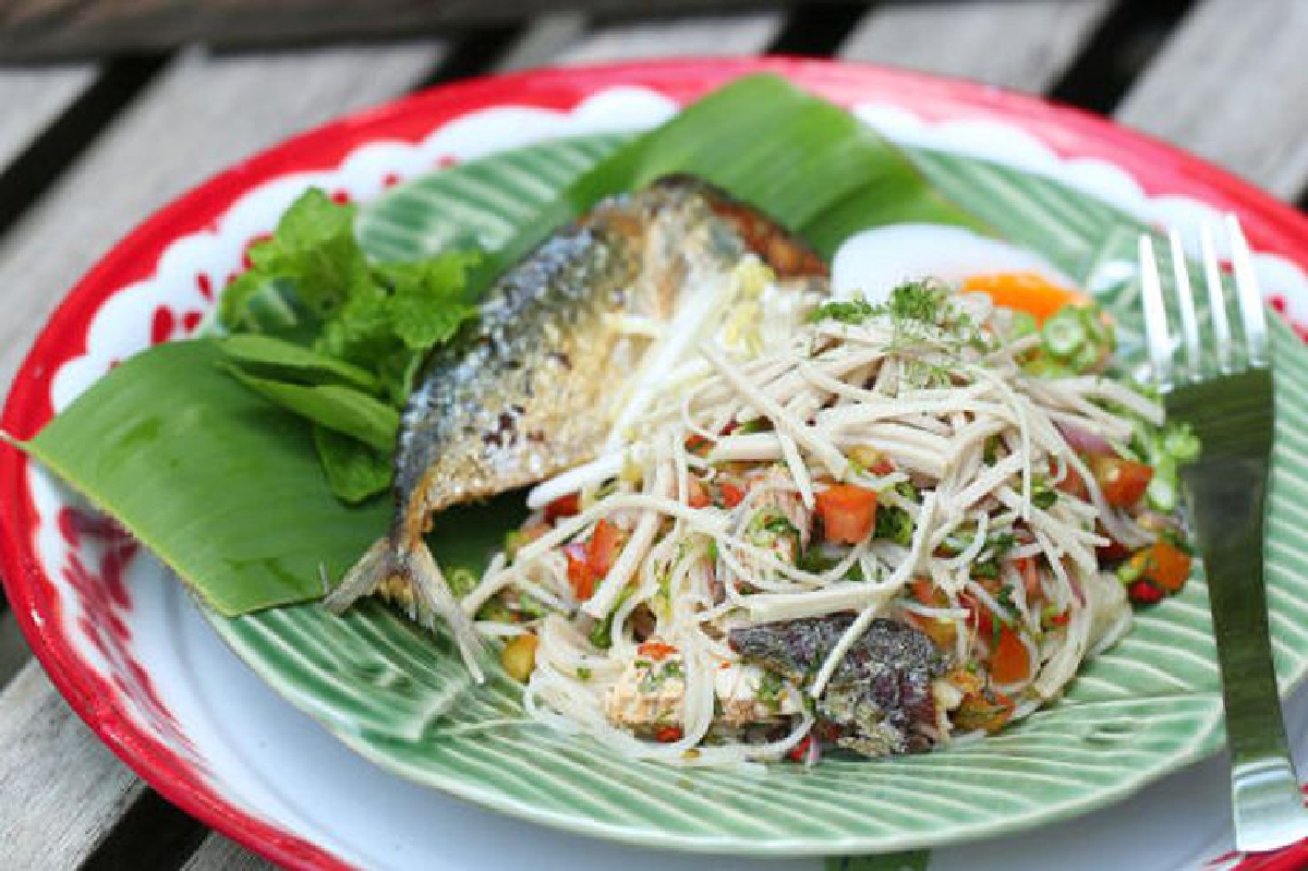แซ่บๆ แสบทรวง ยำขนมจีนปลาทูทอด แซ่บๆ แสบทรวง ยำขนมจีนปลาทูทอด
