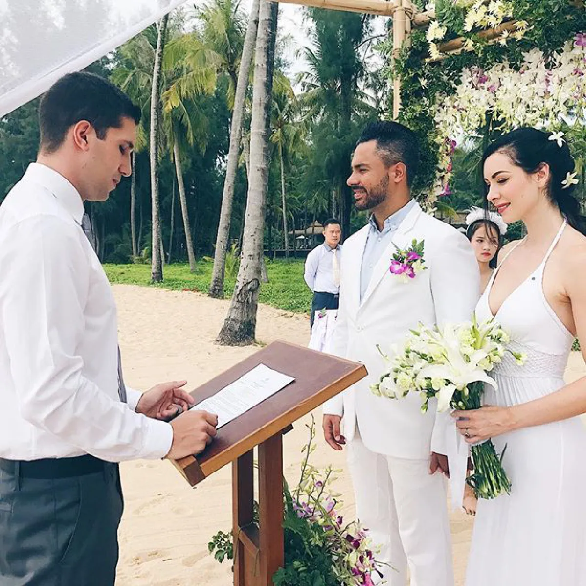 หวานโรแมนติก! นาตาลี เกลโบวา ควงแฟนหนุ่มเข้าพิธีวิวาห์ริมหาด