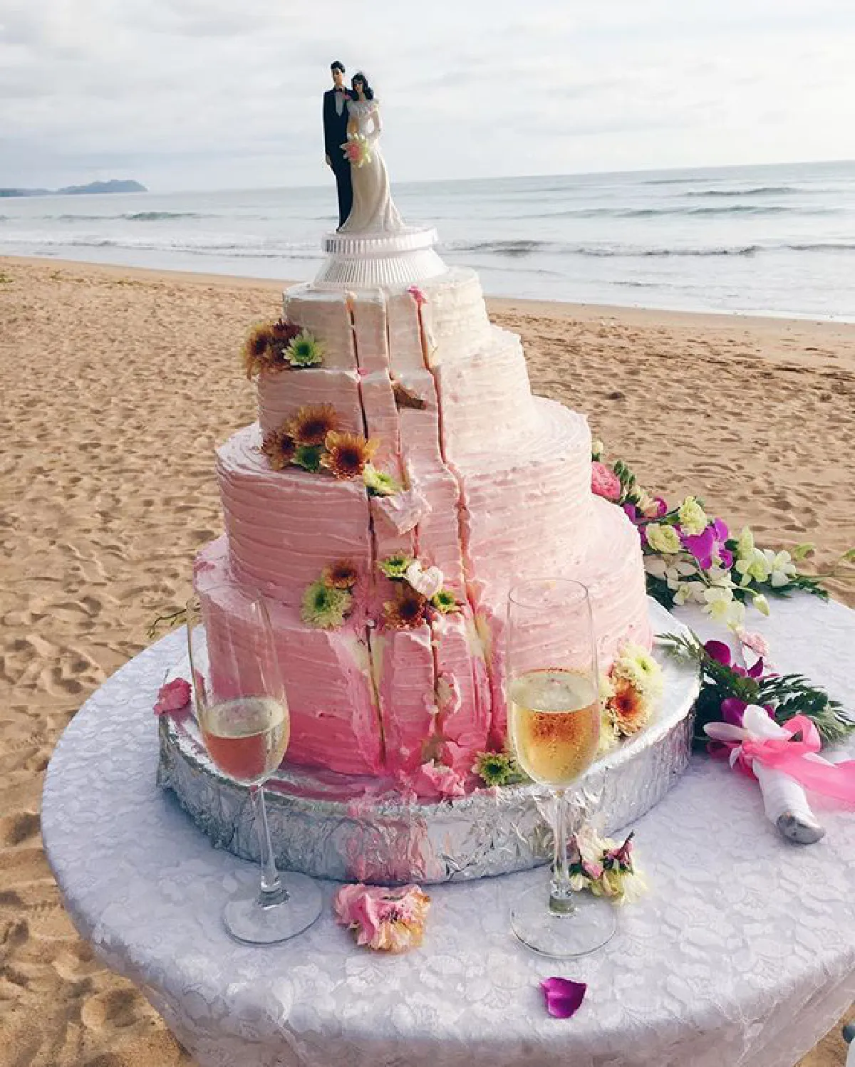 หวานโรแมนติก! นาตาลี เกลโบวา ควงแฟนหนุ่มเข้าพิธีวิวาห์ริมหาด