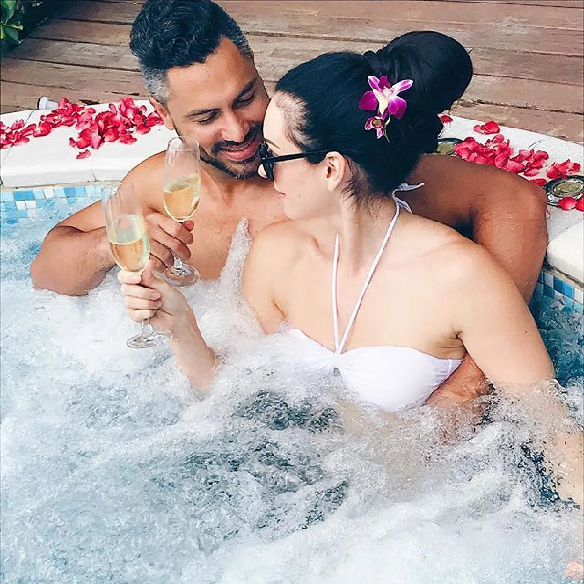 หวานโรแมนติก! นาตาลี เกลโบวา ควงแฟนหนุ่มเข้าพิธีวิวาห์ริมหาด