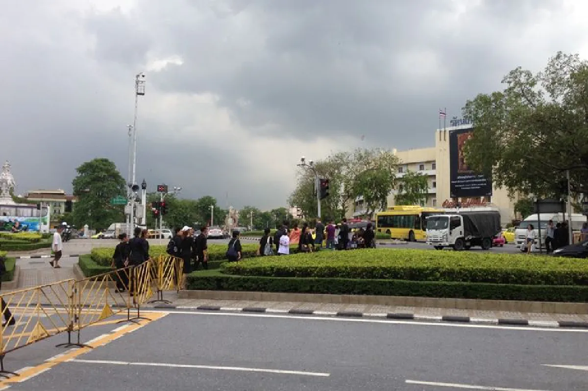 สนามหลวงครึ้มฝนคนรอถวายบังคมพระบรมศพ