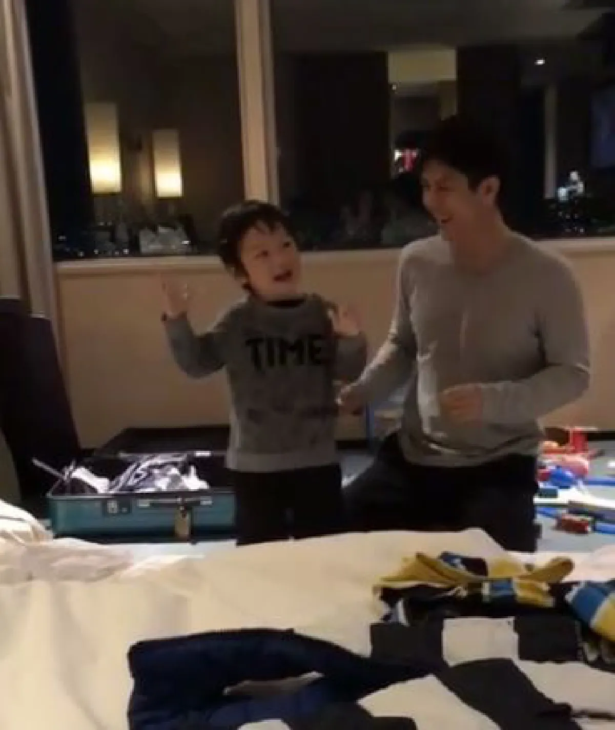 โยกเข้าไป! พ่อติ๊ก-น้องเต็นท์ เสิร์ฟความน่ารักพากันเต้นกระจาย (มีคลิป)