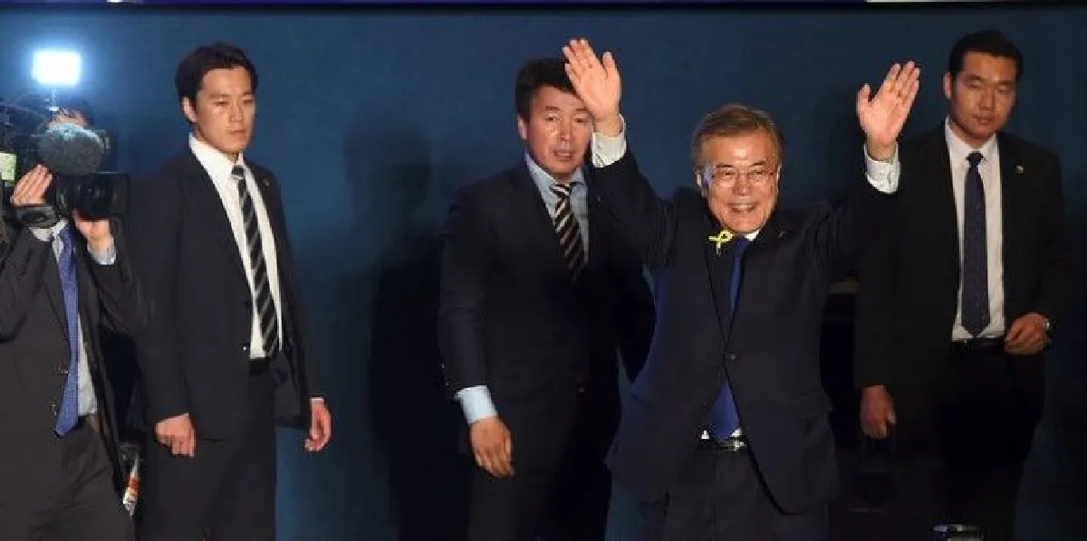 โลกออนไลน์แห่กรี๊ด! บอดี้การ์ดหน้าหล่อดีต่อใจของปธน.ใหม่เกาหลีใต้