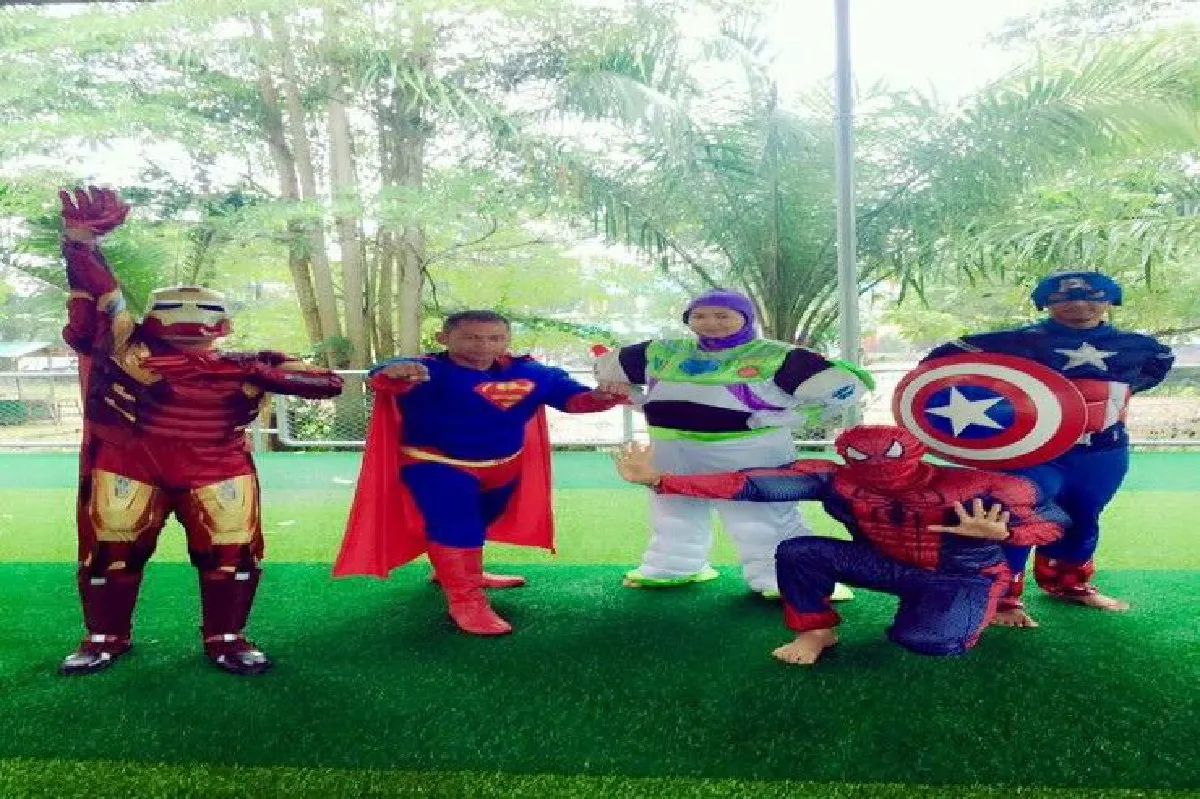 คุณครูอนุบาลรือเสาะ เเต่งชุดซุปเปอร์ฮีโร่ ต้อนรับเด็กๆ เปิดเทอมวันแรก