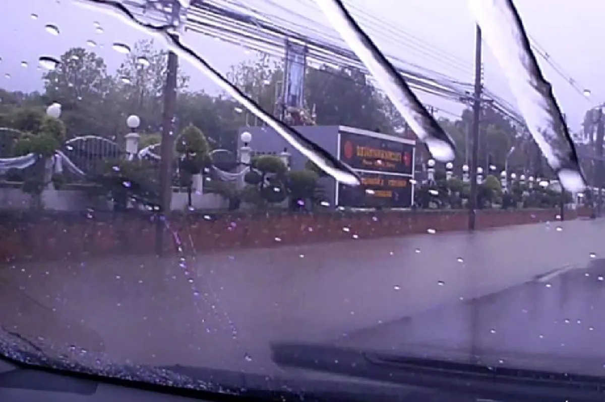 พะเยาฝนตกหนักน้ำท่วมขังถ.พหลโยธิน