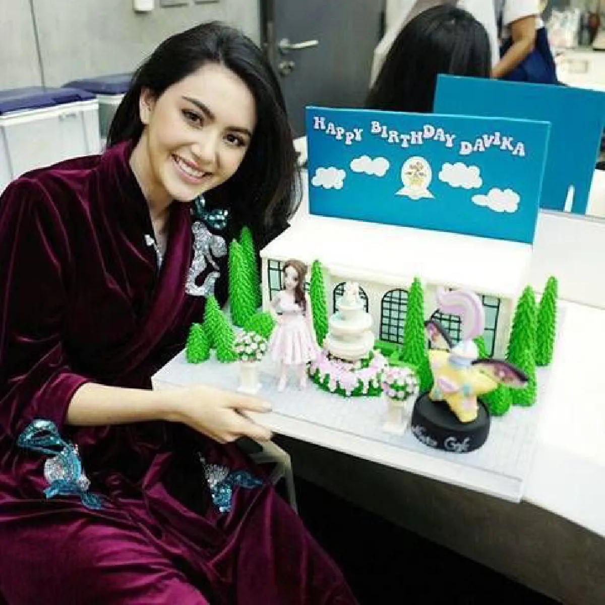 หอมฟุ้งทั่วบ้าน! ใหม่ ดาวิกา ฉลองวันเกิด 25 ปีท่ามกลางหมู่มวลดอกไม้