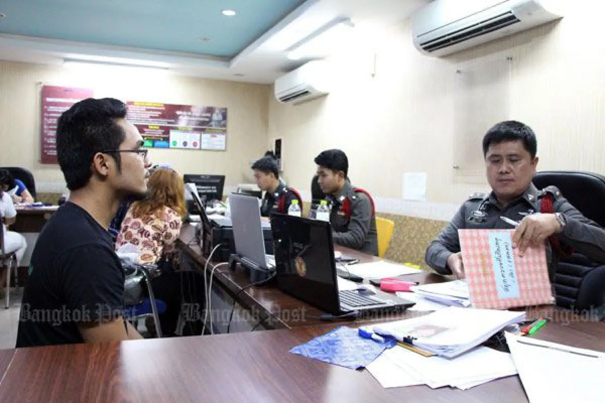 Pattaya taxi drivers force tourist couple out of Uber car