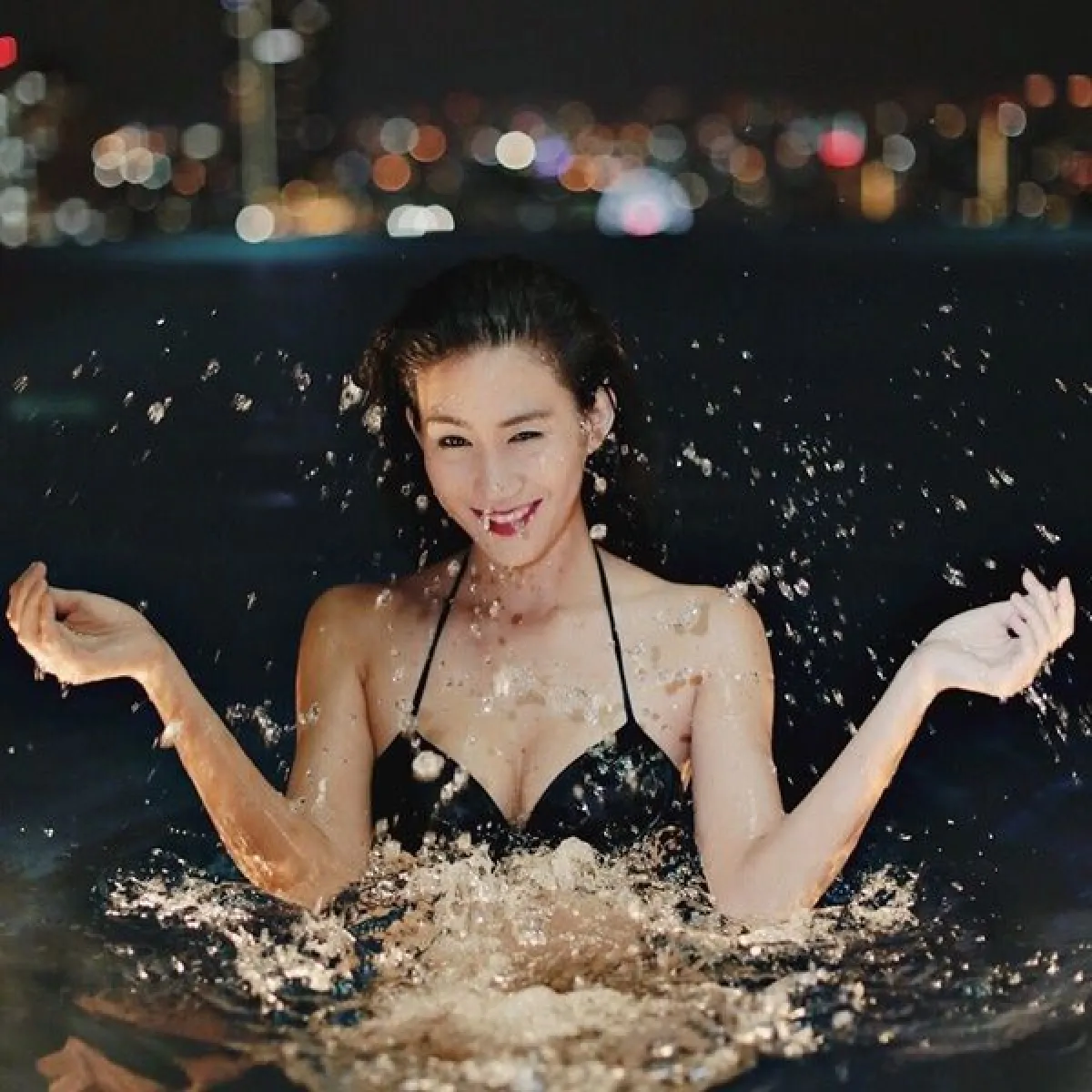 สวยแซ่บได้แม่! เบลล์ เลลาณี ลูกสาวแก้ว อภิรดี อวดหุ่นเซ็กซี่ริมสระ