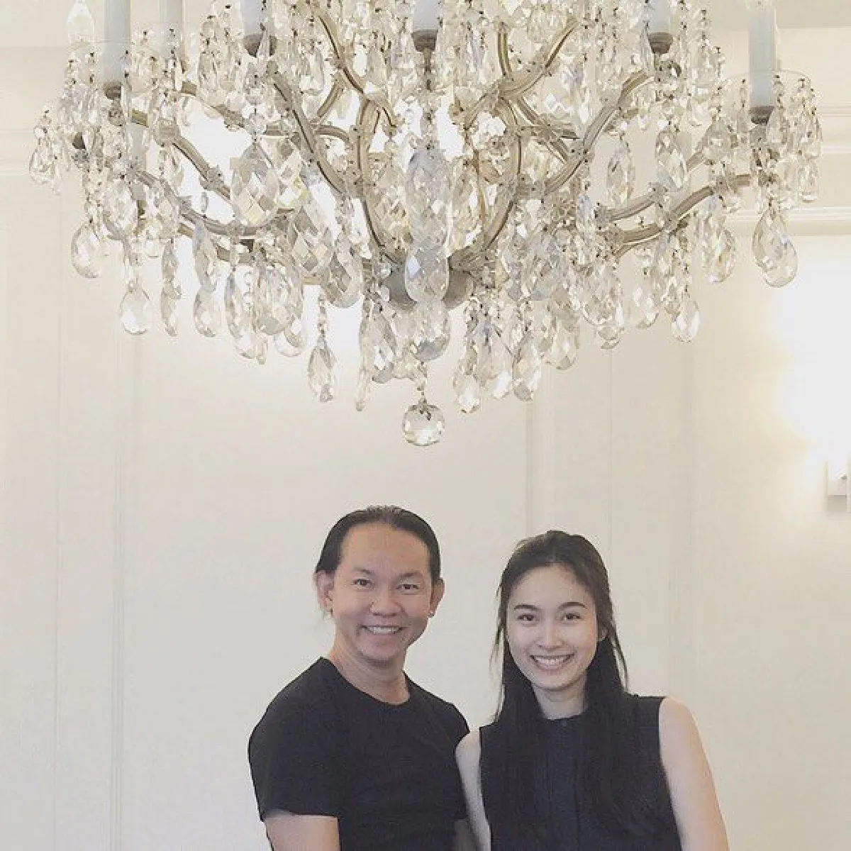 ส่องคอนโดหรู ปอย ตรีชฎา ตกแต่งมุมใหม่ด้วยโคมไฟระย้าร้อยปี