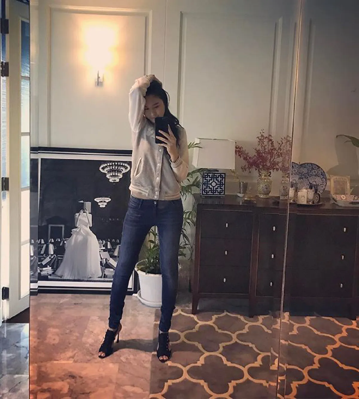 ส่องคอนโดหรู ปอย ตรีชฎา ตกแต่งมุมใหม่ด้วยโคมไฟระย้าร้อยปี