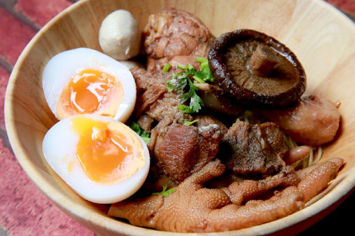 สูตรเด็ดรสสุดยอด เฮียอ๊อกบะหมี่ไก่ตุ๋น สูตรเด็ดรสสุดยอด เฮียอ๊อกบะหมี่ไก่ตุ๋น