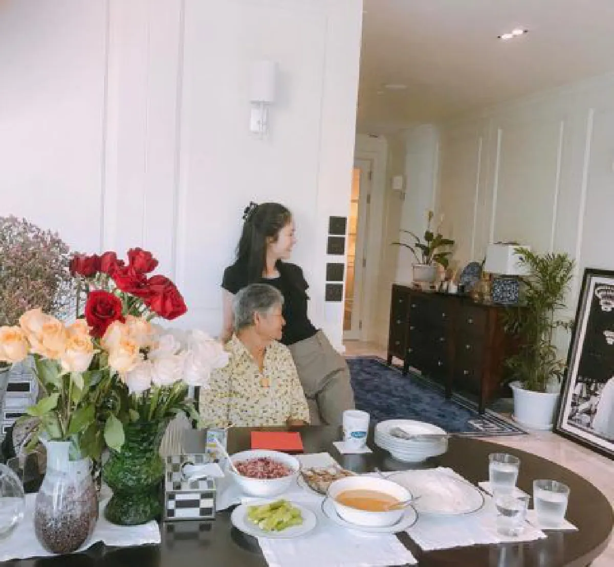 ส่องคอนโดหรู ปอย ตรีชฎา ตกแต่งมุมใหม่ด้วยโคมไฟระย้าร้อยปี