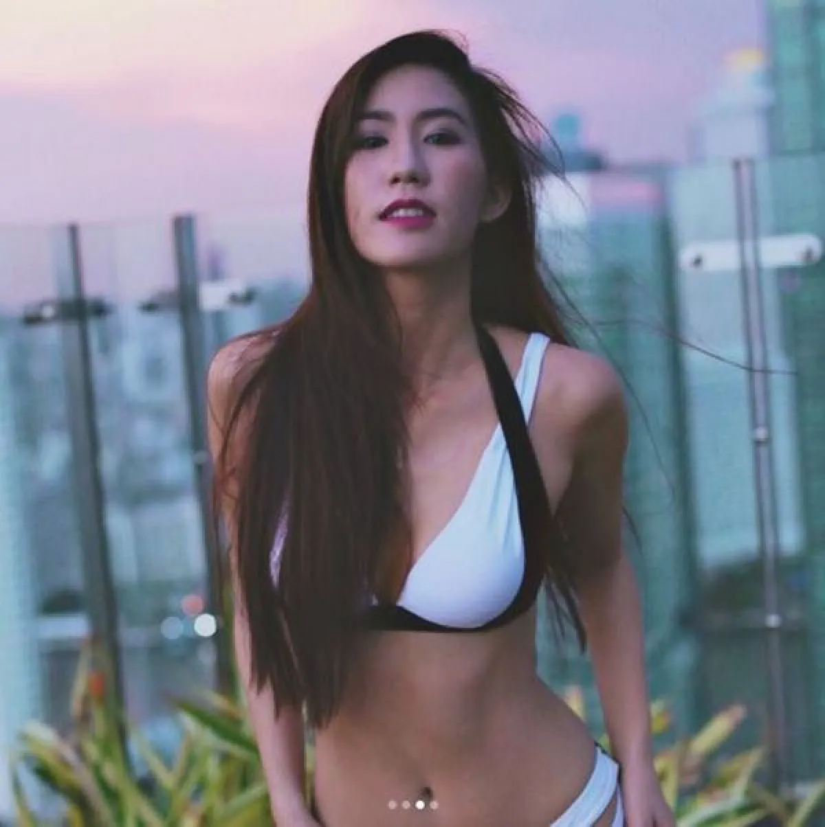 สวยแซ่บได้แม่! เบลล์ เลลาณี ลูกสาวแก้ว อภิรดี อวดหุ่นเซ็กซี่ริมสระ