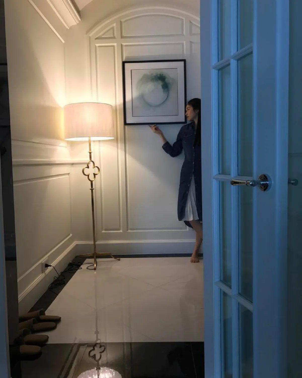 ส่องคอนโดหรู ปอย ตรีชฎา ตกแต่งมุมใหม่ด้วยโคมไฟระย้าร้อยปี