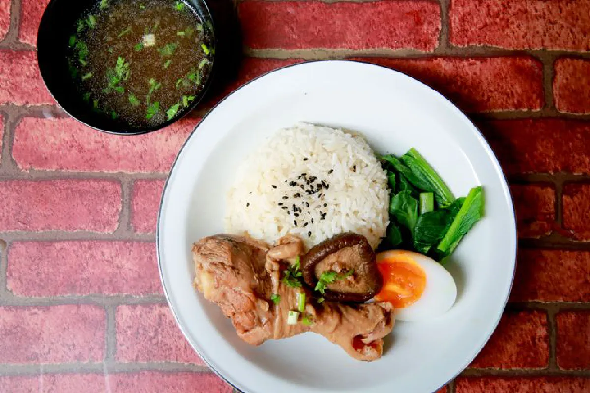 สูตรเด็ดรสสุดยอด  เฮียอ๊อกบะหมี่ไก่ตุ๋น