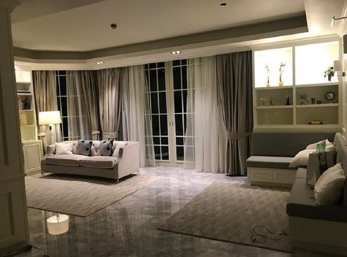 ส่องคอนโดหรู ปอย ตรีชฎา ตกแต่งมุมใหม่ด้วยโคมไฟระย้าร้อยปี