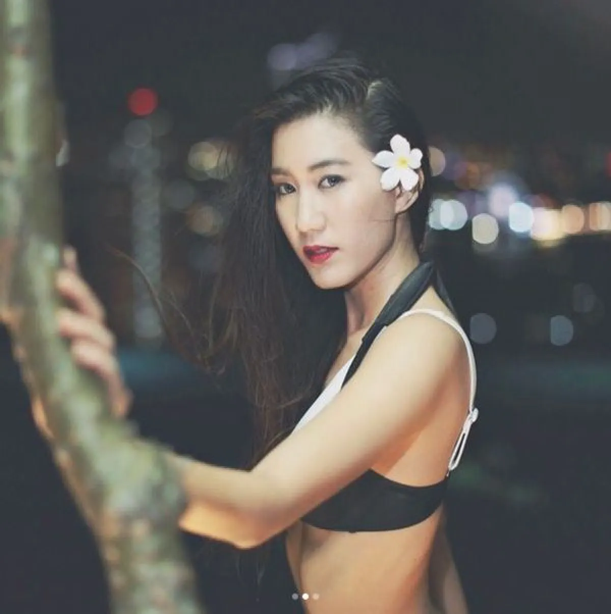 สวยแซ่บได้แม่! เบลล์ เลลาณี ลูกสาวแก้ว อภิรดี อวดหุ่นเซ็กซี่ริมสระ