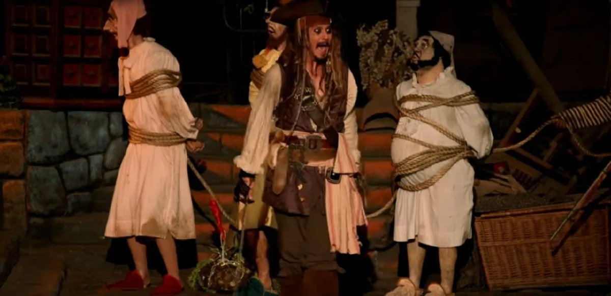 ชมปฏิกิริยาคนดูเมื่อรู้ว่าหุ่นแจ็ค สแปร์โรว์ เป็น จอห์นนี่ เดปป์ ตัวจริง