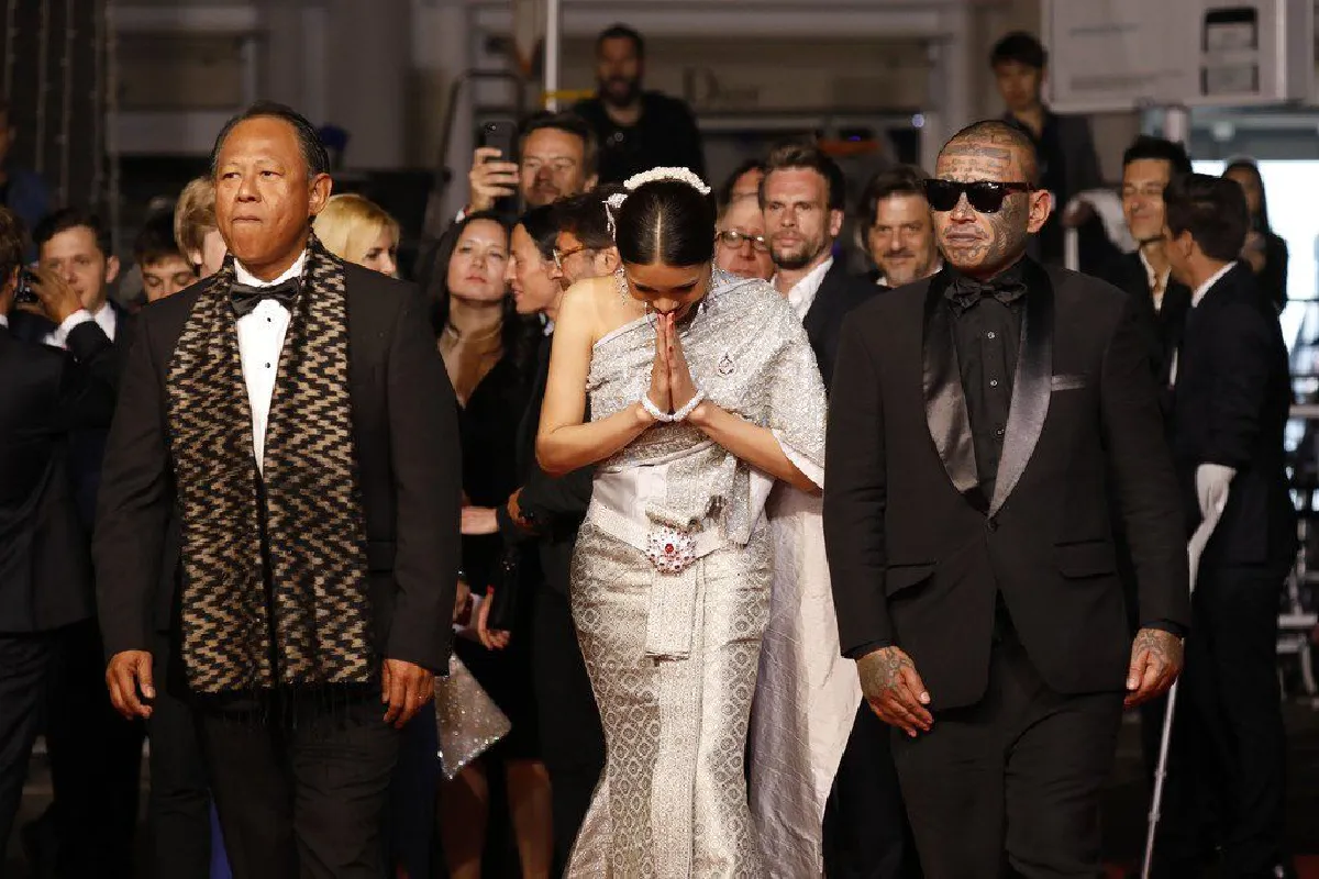 ทีมนักแสดงไทย ยืนถวายอาลัยในหลวงร.9 บนพรมแดงเมืองคานส์ (มีคลิป)