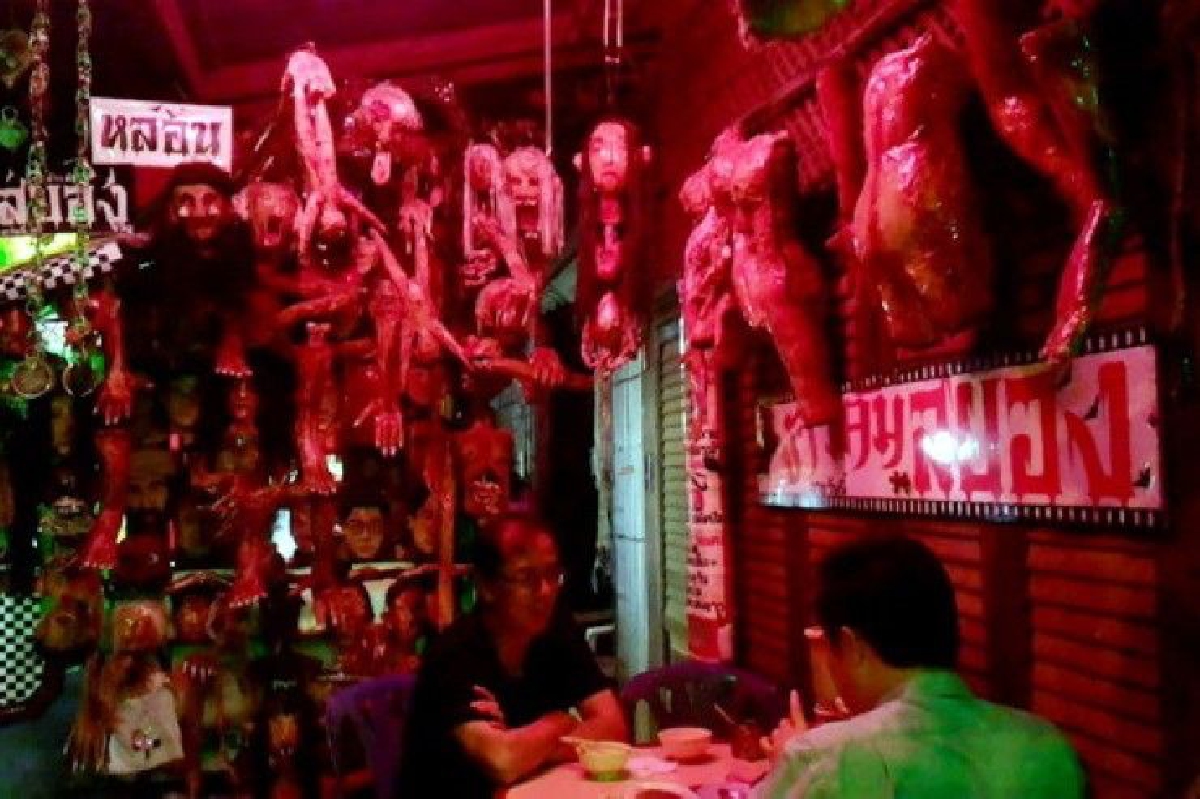 ความชอบส่วนตัวล้วนๆ! พ่อค้าสุโขทัยแต่งร้านข้ามต้มสไตล์สยอง ความชอบส่วนตัวล้วนๆ! พ่อค้าสุโขทัยแต่งร้านข้ามต้มสไตล์สยอง