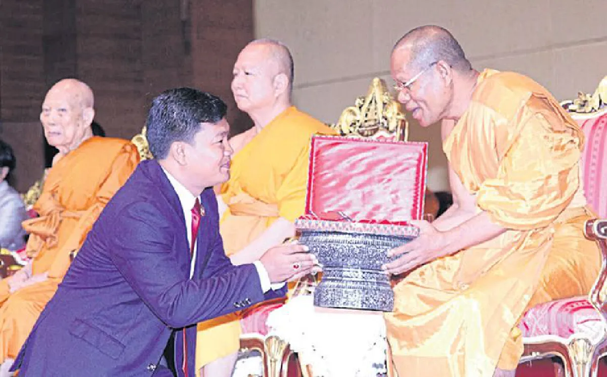 กษัตริย์กัมพูชาถวายเครื่องราชฯ แก่พระสงฆ์ผู้นำ มจร