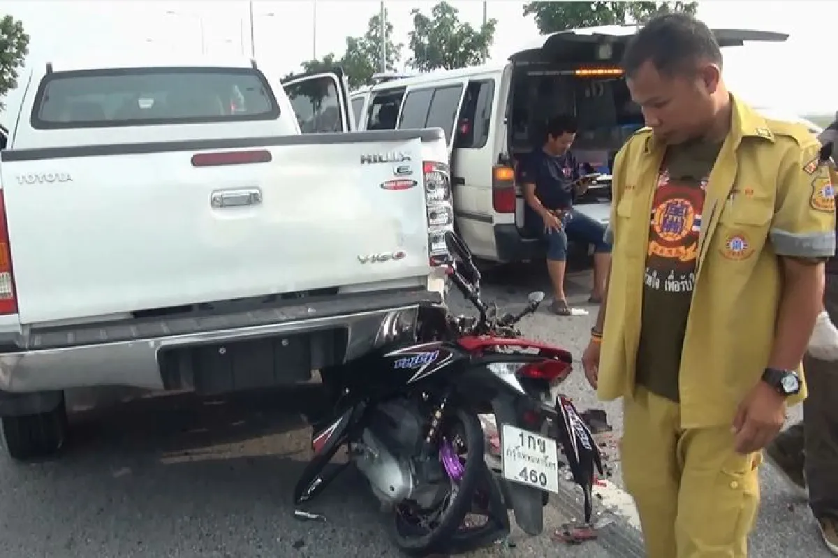 คนมักง่ายจอดกระบะดูเครื่องบิน-หนุ่มขี่จยย.ชนท้ายดับ