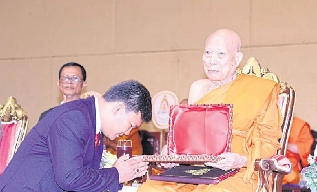 กษัตริย์กัมพูชาถวายเครื่องราชฯ แก่พระสงฆ์ผู้นำ มจร