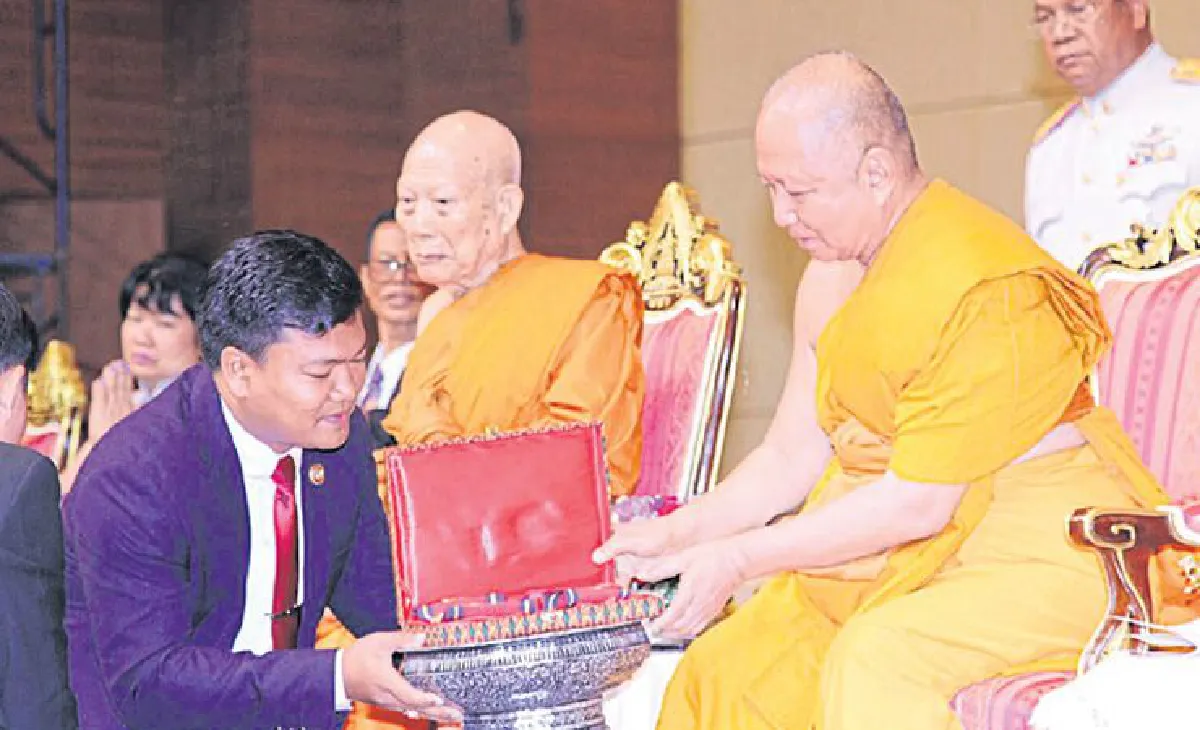 กษัตริย์กัมพูชาถวายเครื่องราชฯ แก่พระสงฆ์ผู้นำ มจร