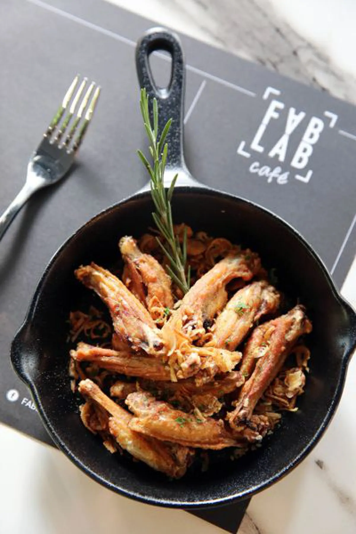 แฟ็บแล็บ คาเฟ่ อร่อยสไตล์มัลติ-แบรนด์