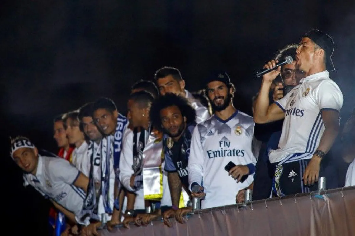 "ชุดขาว" ฉลองแชมป์ลาลีกาสมัยที่ 33 ก่อนดวลยูเว่