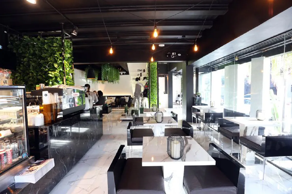 แฟ็บแล็บ คาเฟ่ อร่อยสไตล์มัลติ-แบรนด์