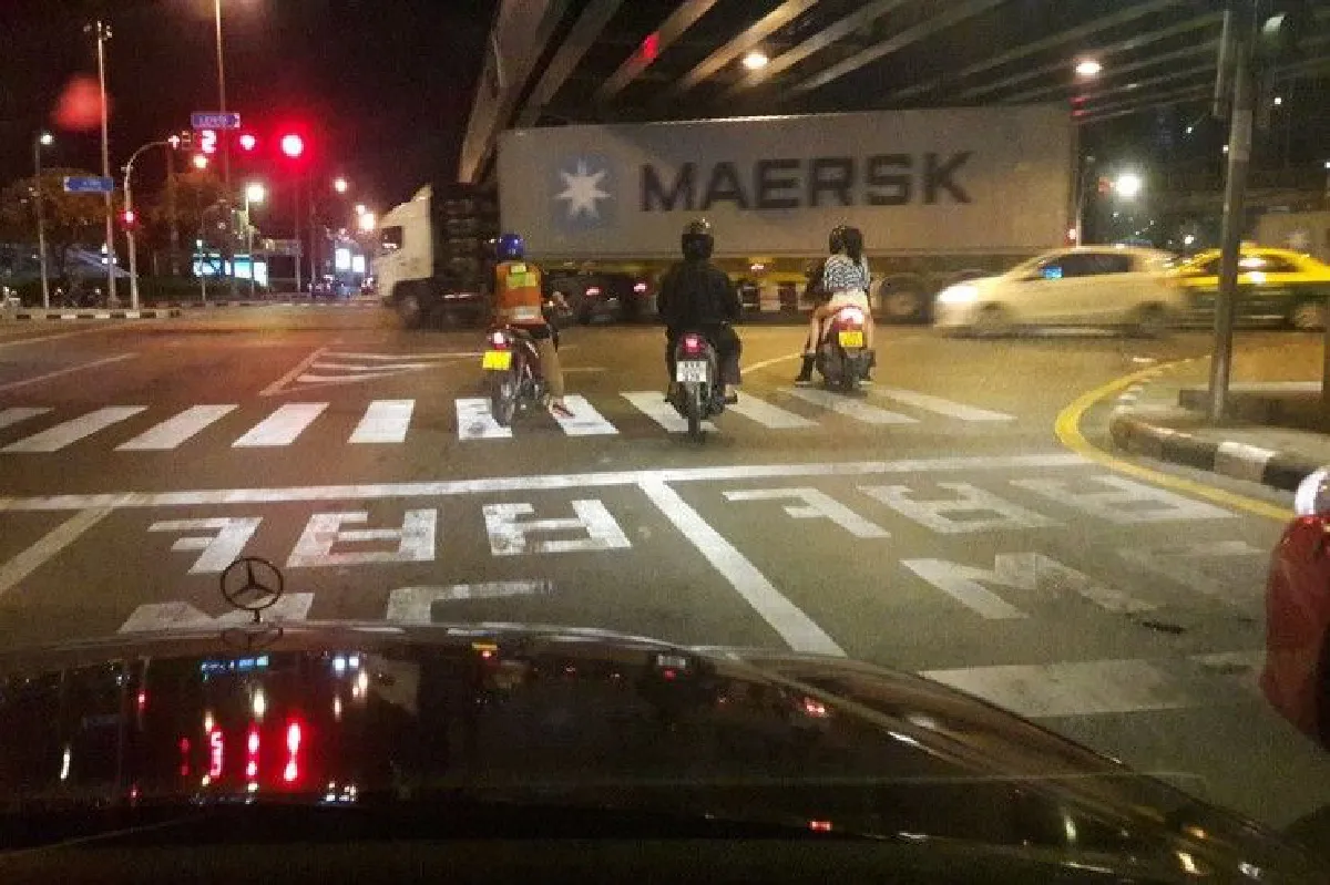 ทางม้าลายกลายเป็นที่จอดมอไซค์ กทม.ตีเส้นจยย. 40 แยกไฟแดง