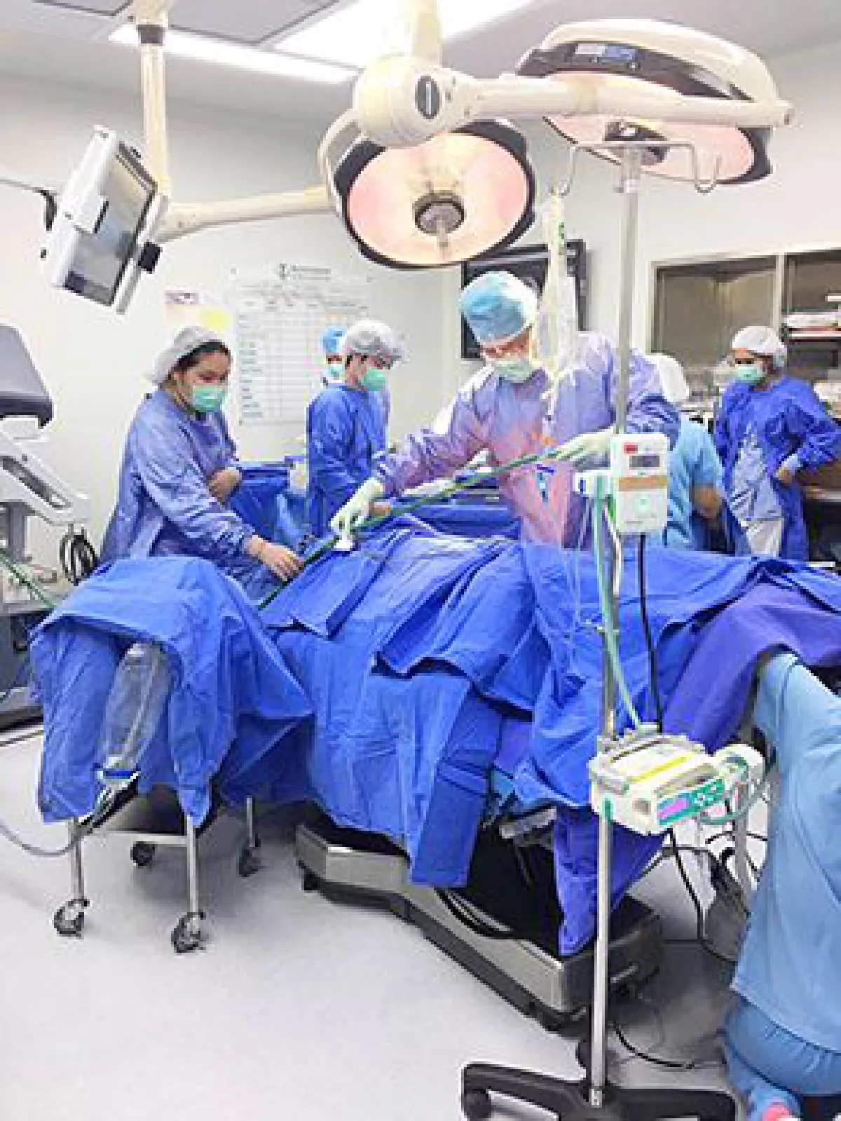 เทคโนโลยีหุ่นยนต์ช่วยผ่าตัดขจัดโรคได้ (da Vinci Robot)