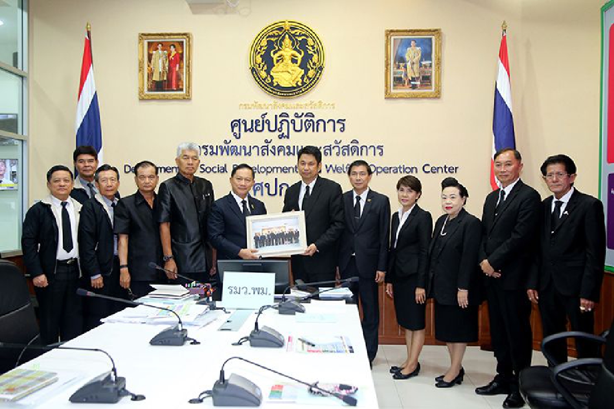 รมว.พม. ตรวจเยี่ยม แนะ "พส." ขับเคลื่อนงานบูรณาการทุกภาคส่วนอย่างมีมาตรฐาน รมว.พม. ตรวจเยี่ยม แนะ "พส." ขับเคลื่อนงานบูรณาการทุกภาคส่วนอย่างมีมาตรฐาน