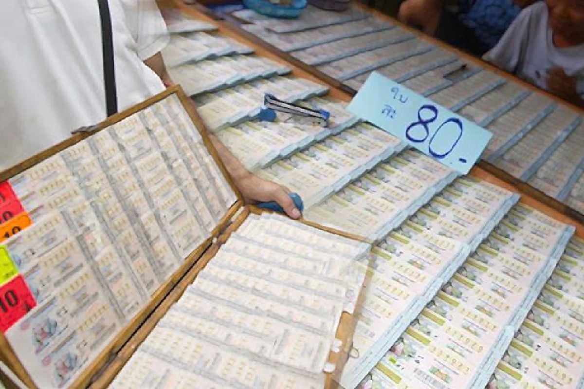 พ่อค้าขายลอตเตอรี่ถูกจับซึ่งหน้าขายสลากเกินราคา พ่อค้าขายลอตเตอรี่ถูกจับซึ่งหน้าขายสลากเกินราคา