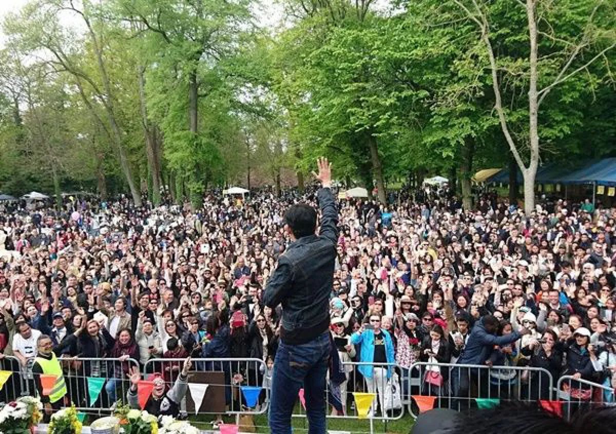 พระเอกติดดิน! หนุ่ม ศรราม งีบเอาแรงหลับปุ๋ยบนพื้นสนามบิน (มีคลิป)