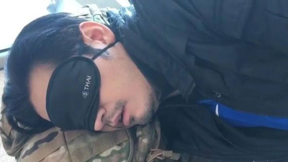 พระเอกติดดิน! หนุ่ม ศรราม งีบเอาแรงหลับปุ๋ยบนพื้นสนามบิน (มีคลิป)