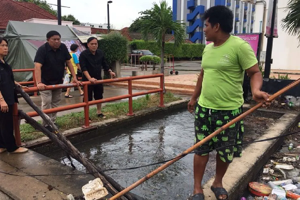 ฝนถล่มกรุงน้ำท่วมถนนระบายไม่ทัน-จราจรอัมพาต
