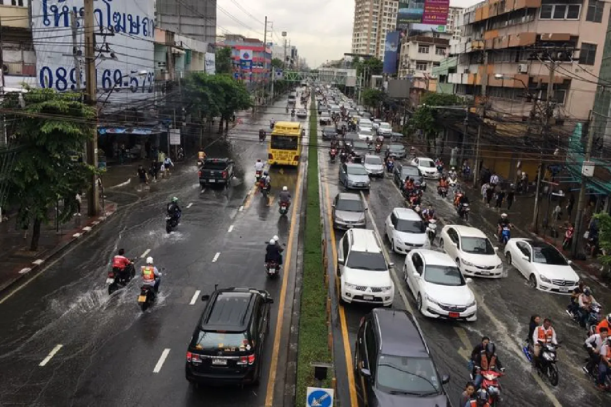 ฝนถล่มกรุงน้ำท่วมถนนระบายไม่ทัน-จราจรอัมพาต