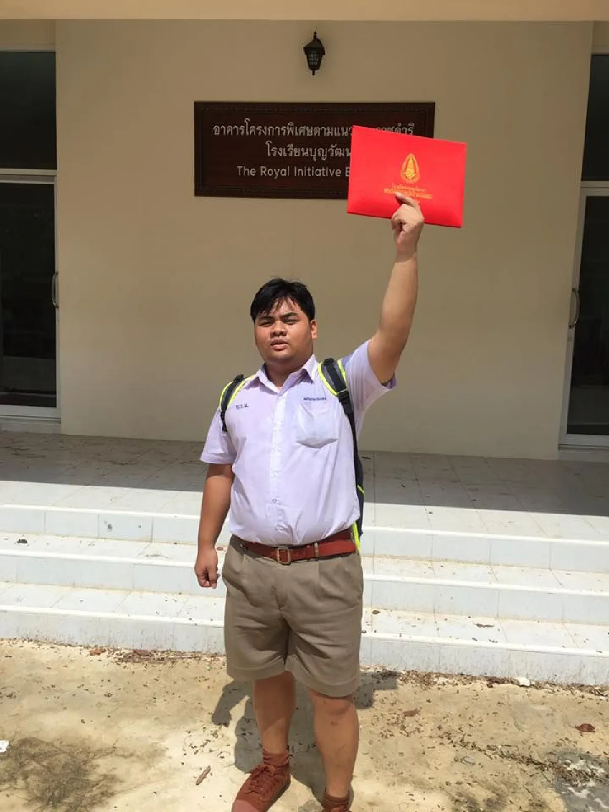 นักเรียนฉลองจบม.6ชูใบประกาศถ่ายรูปทั่วเมือง