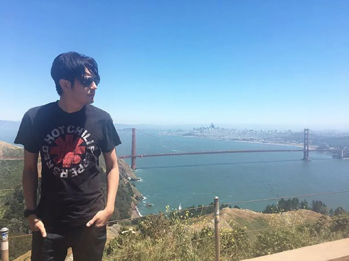 พระเอกติดดิน! หนุ่ม ศรราม งีบเอาแรงหลับปุ๋ยบนพื้นสนามบิน (มีคลิป)