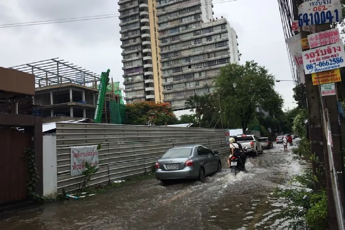 ฝนถล่มกรุงน้ำท่วมถนนระบายไม่ทัน-จราจรอัมพาต