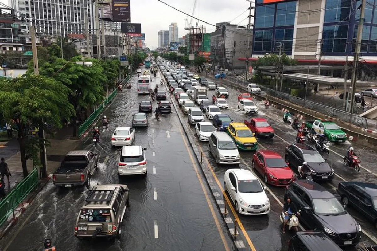 ฝนถล่มกรุงน้ำท่วมถนนระบายไม่ทัน-จราจรอัมพาต