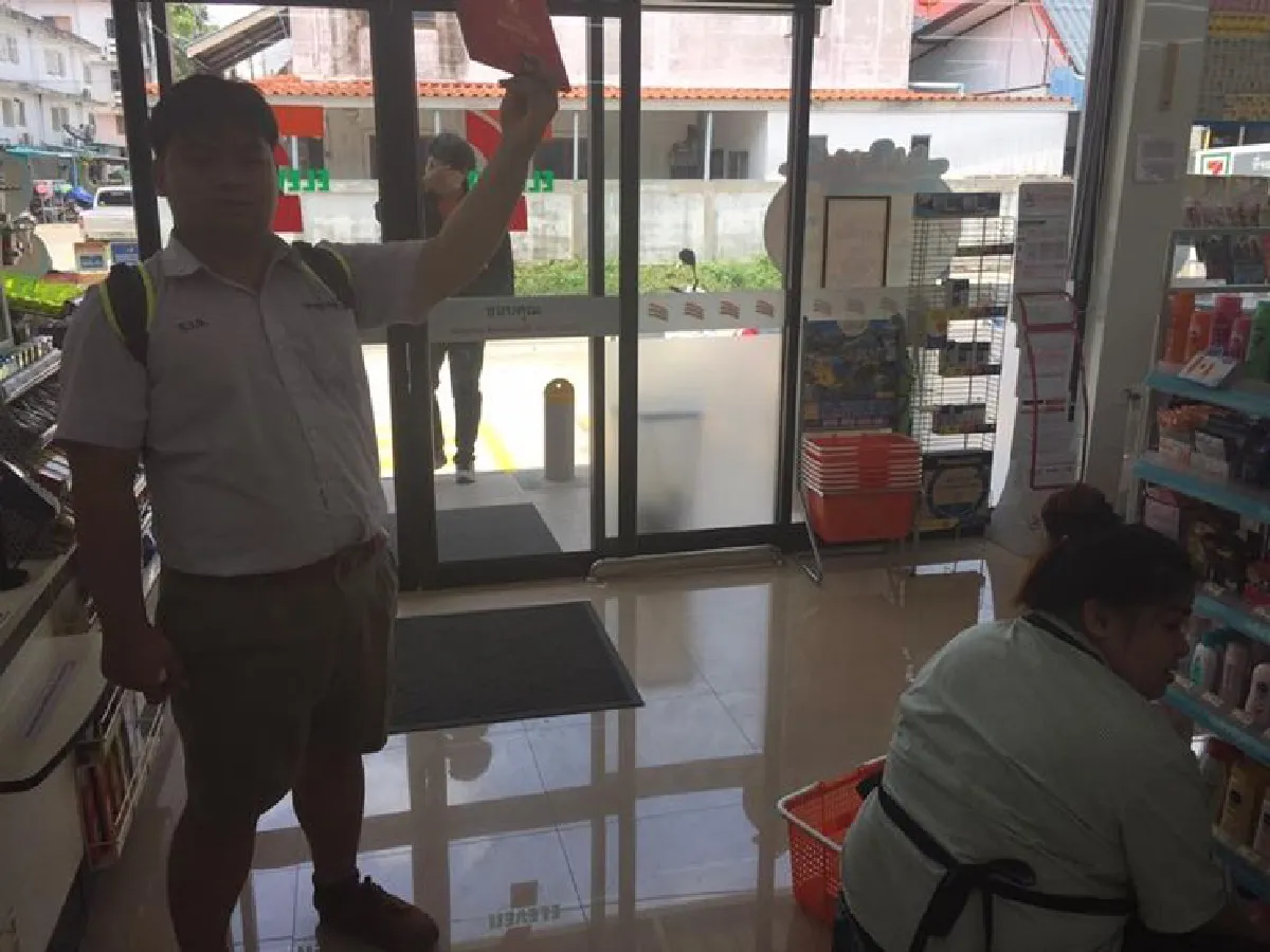 นักเรียนฉลองจบม.6ชูใบประกาศถ่ายรูปทั่วเมือง