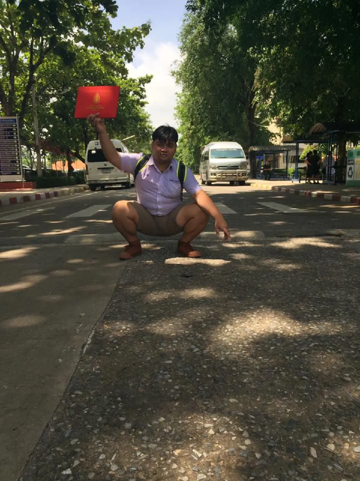 นักเรียนฉลองจบม.6ชูใบประกาศถ่ายรูปทั่วเมือง