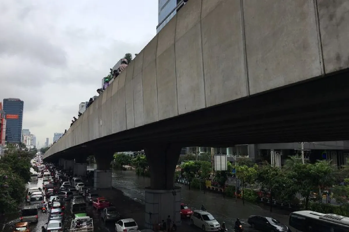 ฝนถล่มกรุงน้ำท่วมถนนระบายไม่ทัน-จราจรอัมพาต