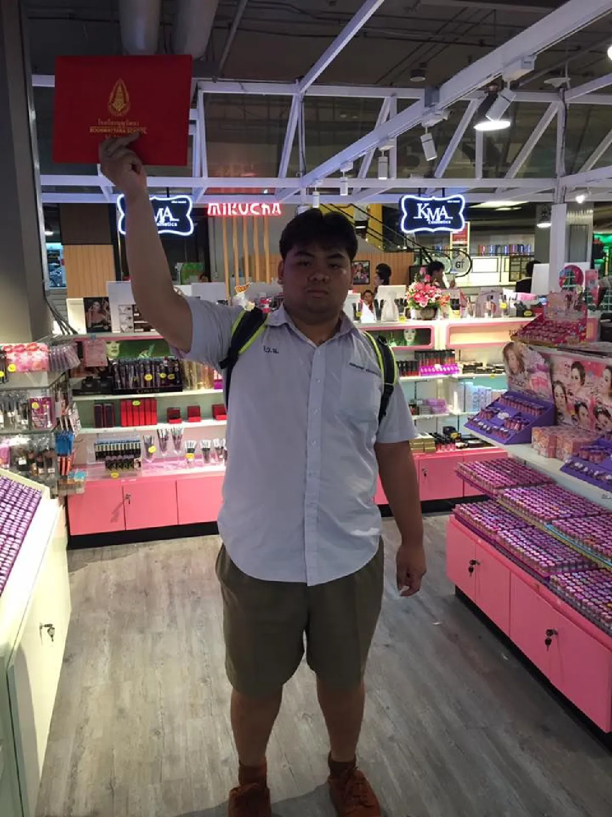 นักเรียนฉลองจบม.6ชูใบประกาศถ่ายรูปทั่วเมือง