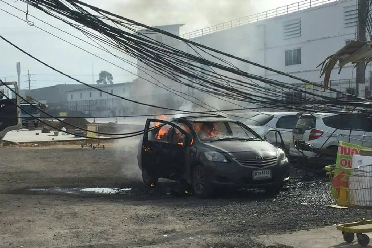รถบรรทุกเกี่ยวสายไฟล้มทับเก๋งลุกไหม้เสียหาย2คัน