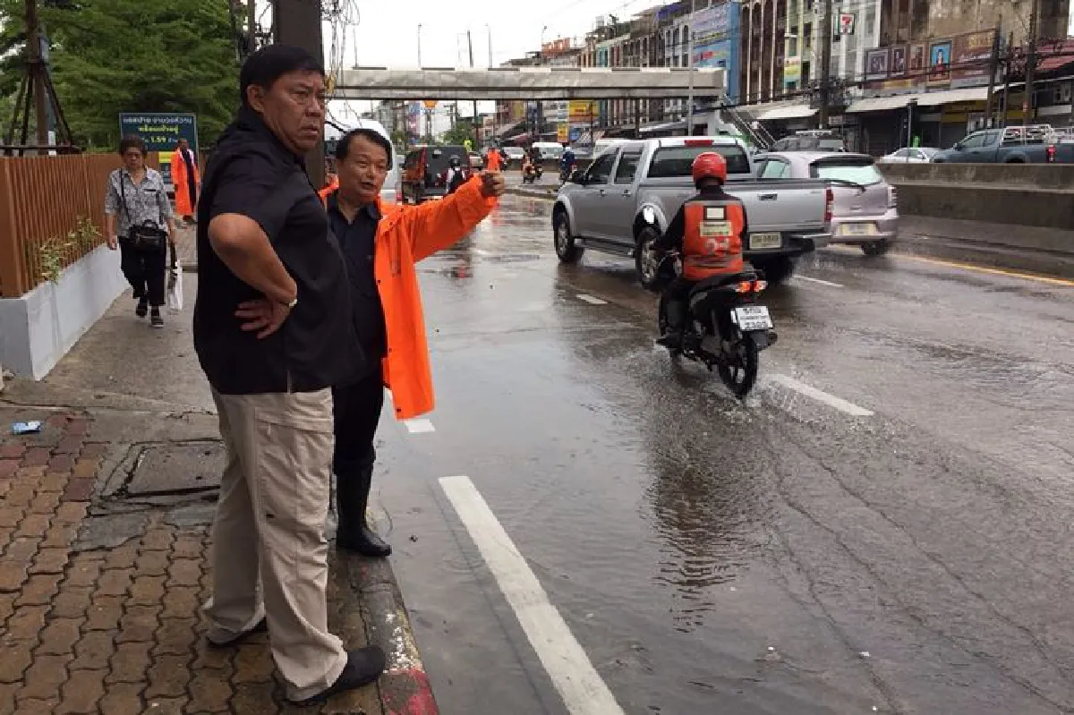 ฝนถล่มกรุงน้ำท่วมถนนระบายไม่ทัน-จราจรอัมพาต